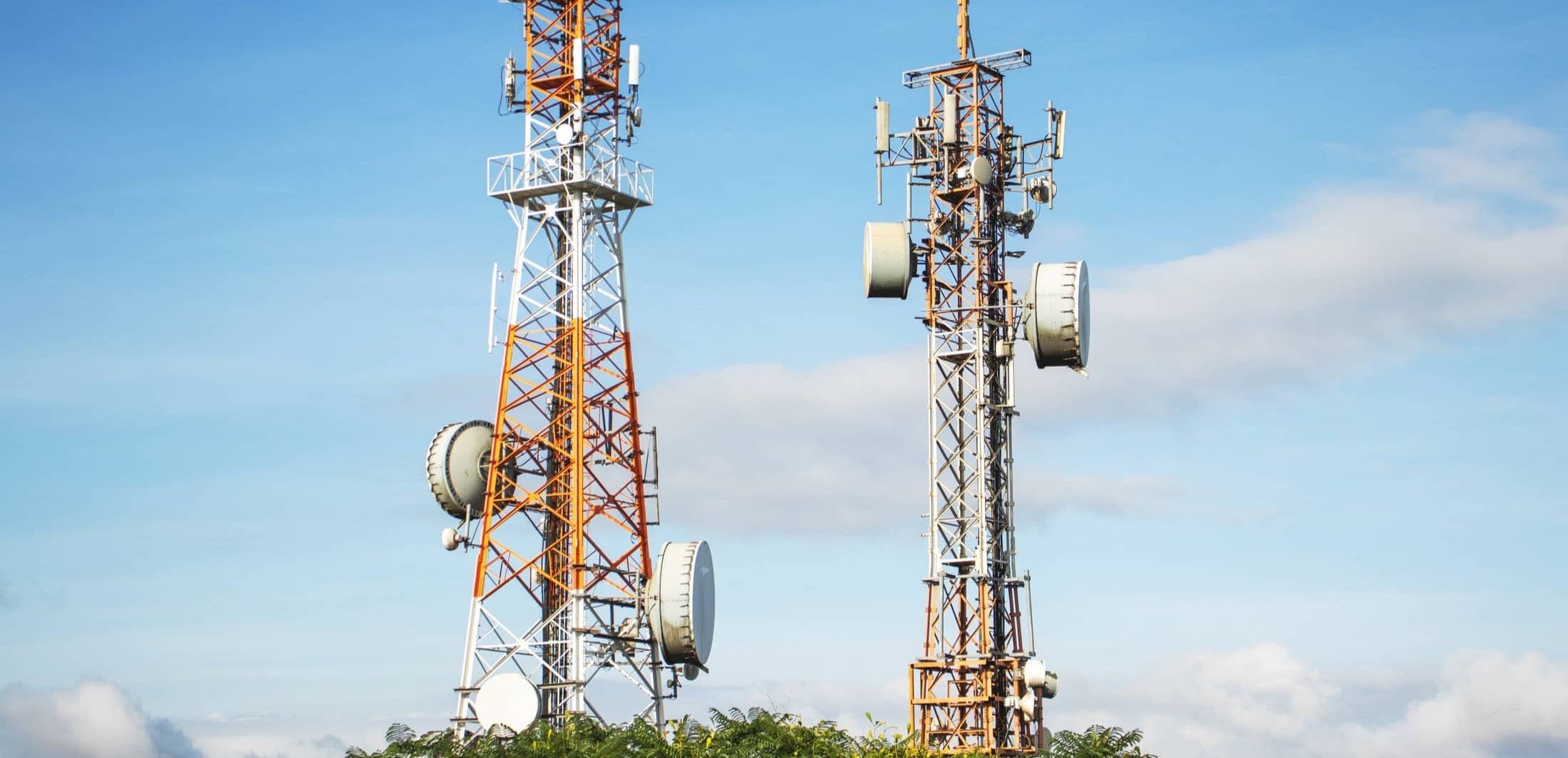 Data center with fiber connections and network monitoring